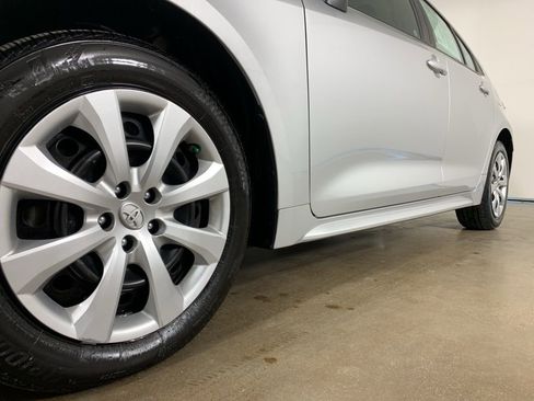 Used 2020 Toyota Corolla LE image 2