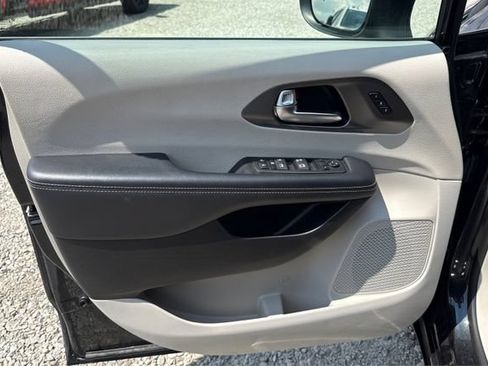 Used 2023 Chrysler Pacifica Touring-L FWD image 19