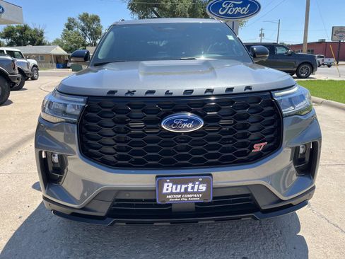 Used 2025 Ford Explorer ST image 3
