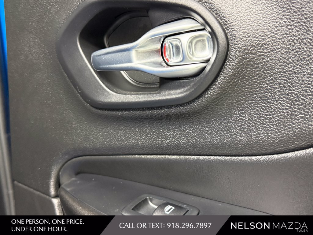 Used 2019 Jeep Cherokee Trailhawk w/ Comfort/Convenience Group AWD/4WD image 42