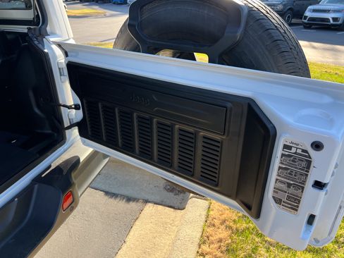 Used 2020 Jeep Wrangler Unlimited Sahara AWD/4WD image 38