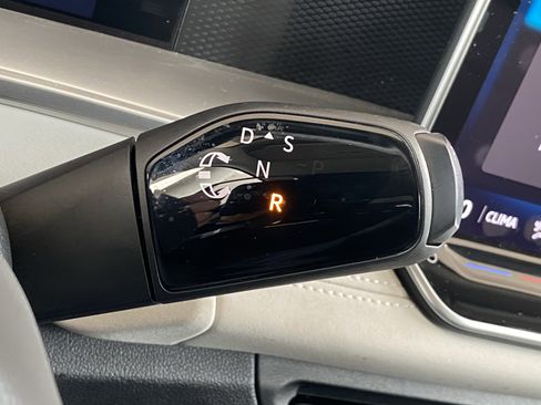 Used 2025 Volkswagen Tiguan SE w/ Panoramic Sunroof Package image 8