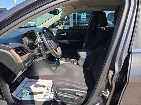 Used 2017 Jeep Cherokee Latitude FWD image 18