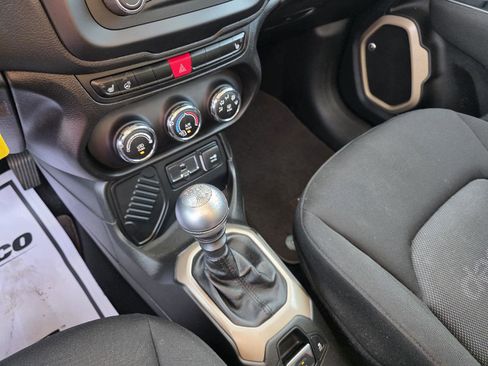 Used 2016 Jeep Renegade Latitude w/ Cold Weather Group FWD image 12