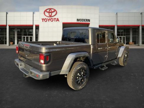 Used 2023 Jeep Gladiator Sport image 5