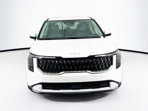 Used 2025 Kia Carnival FWD image 2