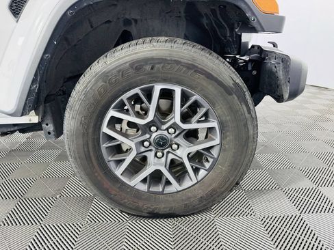 Used 2025 Jeep Wrangler Unlimited Sahara AWD/4WD image 30
