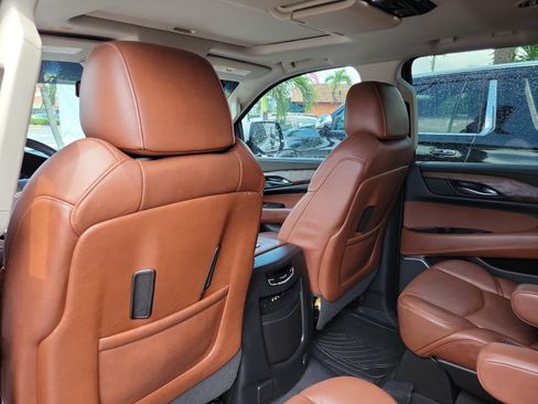 Used 2016 Cadillac Escalade Luxury AWD/4WD image 14