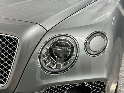 Used 2018 Bentley Bentayga AWD/4WD image 32