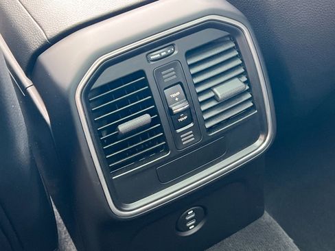 Certified 2025 Porsche Macan image 15