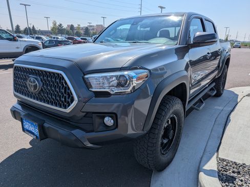 Used 2018 Toyota Tacoma TRD Off-Road w/ Technology Package AWD/4WD image 7