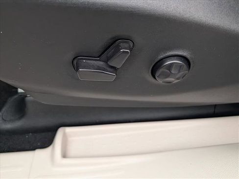 Used 2024 Chrysler Voyager LX image 30