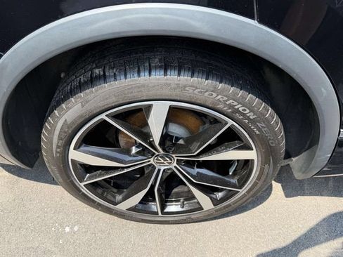 Certified 2024 Volkswagen Tiguan SEL R-Line AWD/4WD image 9