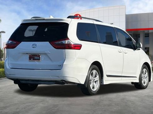 Used 2020 Toyota Sienna LE w/ Carpet Mat Package image 4