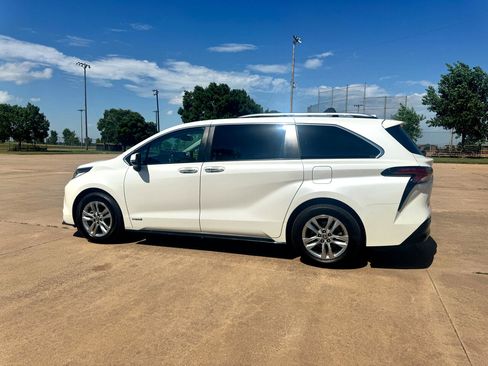 Used 2021 Toyota Sienna Limited image 6