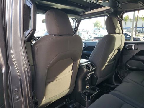 Used 2021 Jeep Wrangler Unlimited Sahara image 12