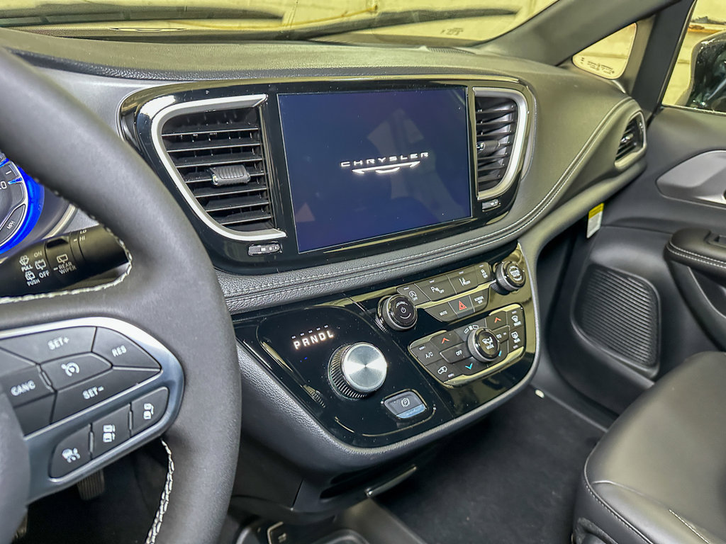 New 2027 Chrysler Pacifica Select AWD/4WD image 32
