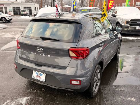 Used 2023 Hyundai Venue Limited image 5