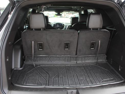 Used 2023 Chevrolet Traverse Premier w/ Redline Edition FWD image 18
