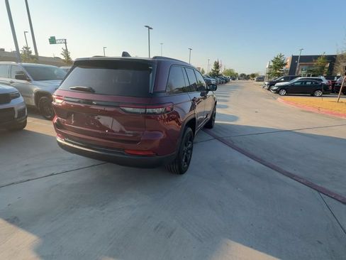 Used 2025 Jeep Grand Cherokee Limited w/ Black Appearance Package AWD/4WD image 4