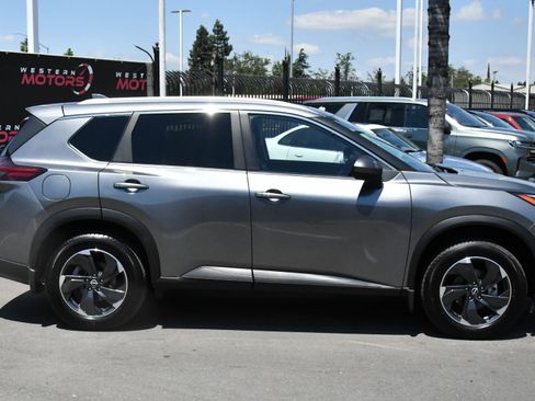 Used 2025 Nissan Rogue SV w/ SV Premium Package FWD image 9