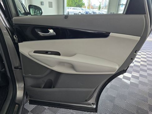 Used 2019 Kia Sorento SX image 42
