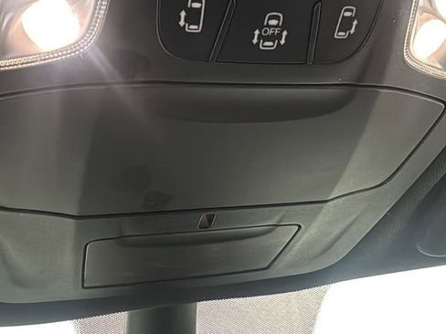 Used 2025 Chrysler Pacifica Select image 34