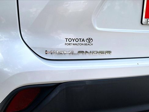 Used 2022 Toyota Highlander L image 21