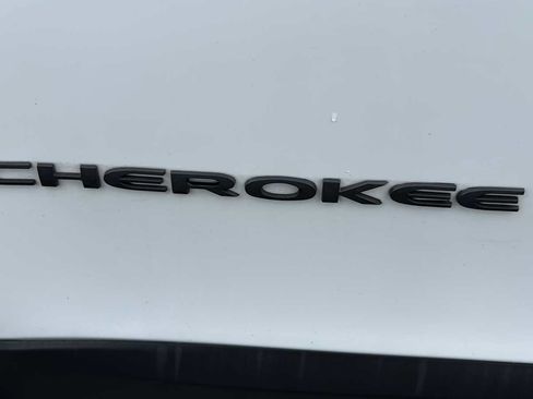 Used 2018 Jeep Cherokee Limited AWD/4WD image 31