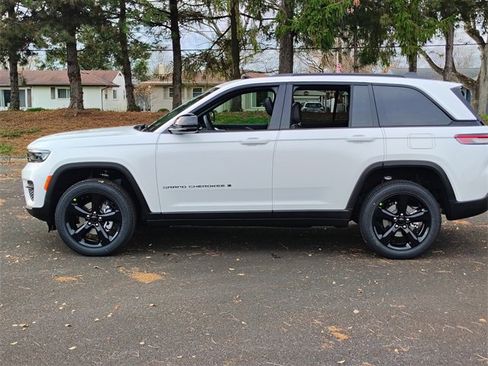New 2025 Jeep Grand Cherokee Altitude image 10