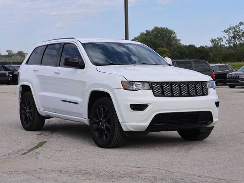 Used 2018 Jeep Grand Cherokee Altitude AWD/4WD image 4