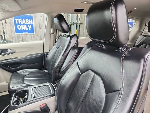 Used 2023 Chrysler Pacifica Touring-L FWD image 22
