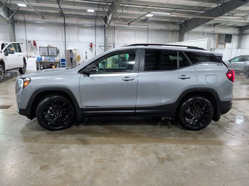 Used 2023 GMC Terrain SLE w/ Driver Convenience Package image 5
