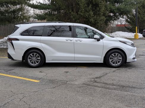 Used 2023 Toyota Sienna XLE image 8