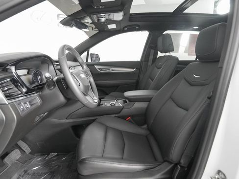 Used 2025 Cadillac XT6 Luxury FWD image 9