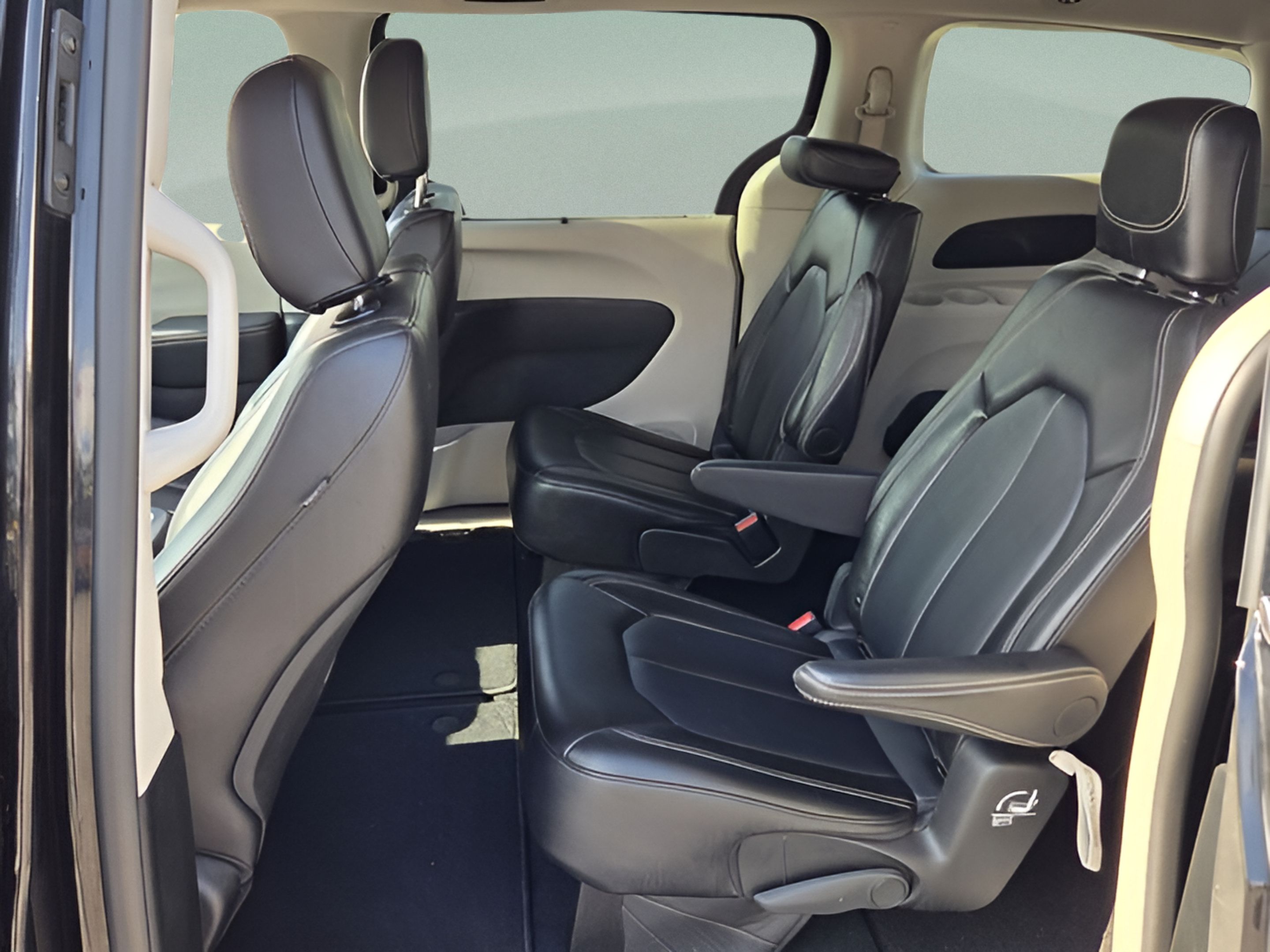 Used 2024 Chrysler Pacifica Touring-L FWD image 11