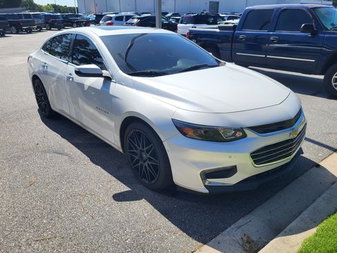 Used 2017 Chevrolet Malibu Premier w/ Premier Sun and Wheel Package FWD image 3