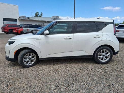 Used 2024 Kia Soul LX w/ Option Group 015 FWD image 2