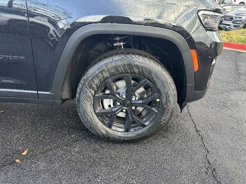 New 2025 Jeep Grand Cherokee Altitude image 12