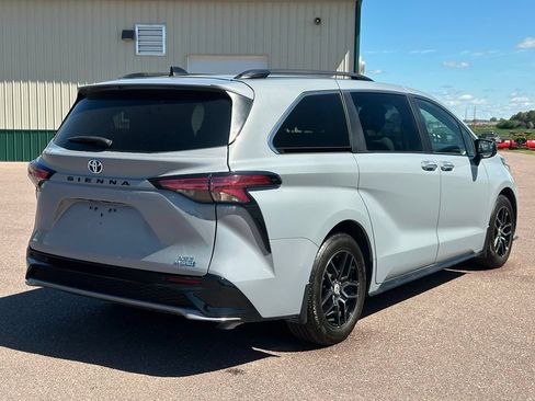 Used 2023 Toyota Sienna XSE AWD/4WD image 6