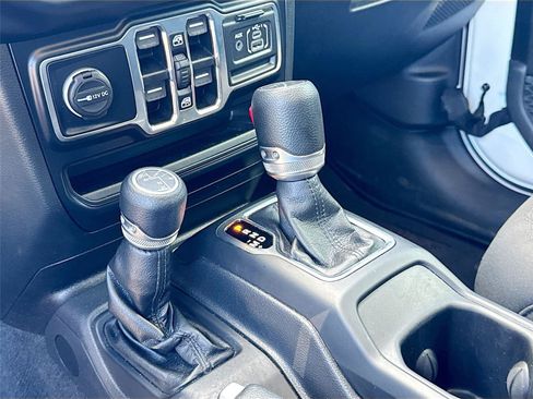 Used 2022 Jeep Gladiator Sport AWD/4WD image 16