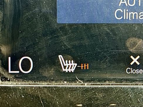 Used 2018 Volvo XC90 T6 Momentum w/ Momentum Plus Package image 21