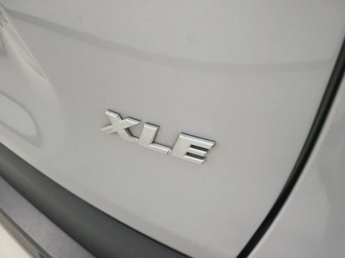 Used 2019 Toyota RAV4 XLE Premium FWD image 8