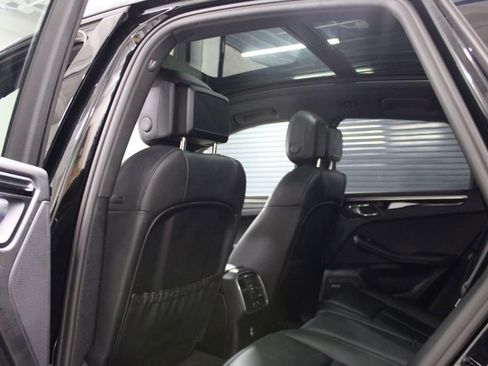 Certified 2022 Porsche Macan AWD/4WD image 35