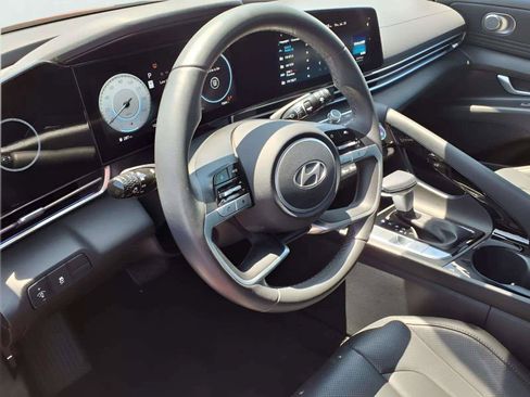 Certified 2025 Hyundai Elantra Limited FWD image 14