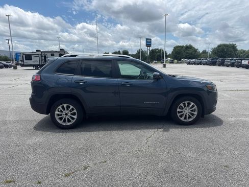 Used 2021 Jeep Cherokee Latitude w/ Mopar Interior Package FWD image 3