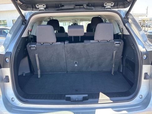 Used 2025 Toyota Highlander LE FWD image 33