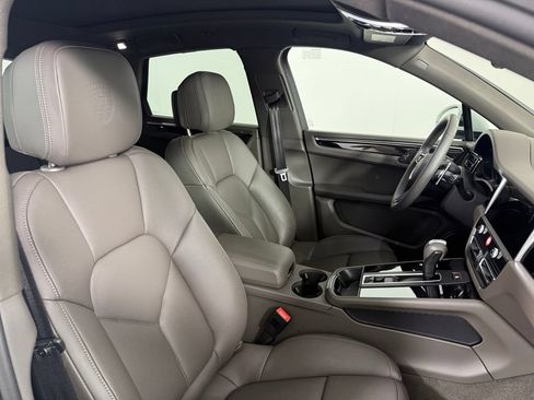 Certified 2026 Porsche Macan AWD/4WD image 16