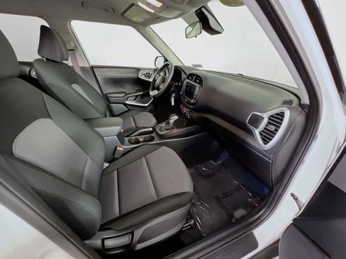 Used 2025 Kia Soul LX w/ LX Technology Package FWD image 26