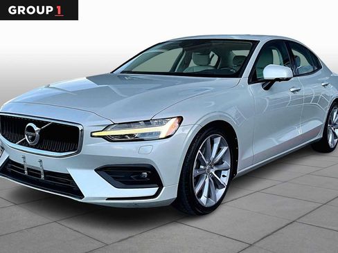 Used 2020 Volvo S60 T5 Momentum image 1